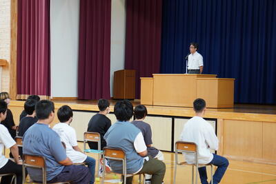 校長先生のお話を顔を上げて聞く